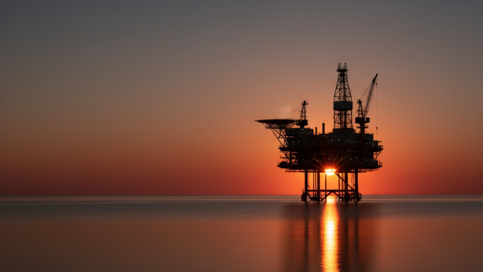 Plataforma offshore ao entardecer